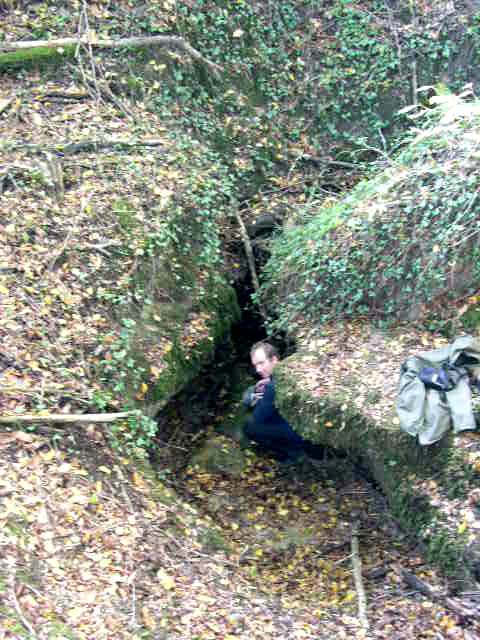 Entree 1 avec Sylvain Gallais
Entrée découverte lorsqu'un renard que nous avions dérangé s'est enfui par là, nous permettant de découvrir une deuxième entrée
Fichier manquant